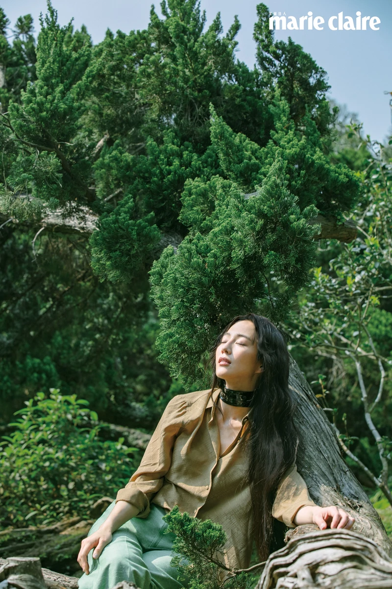 漆亮皮頸飾、駝色襯衫、湖水綠麻質長褲,all by Gucci。 漆亮皮頸飾、駝色襯衫、湖水綠麻質長褲,all by Gucci。