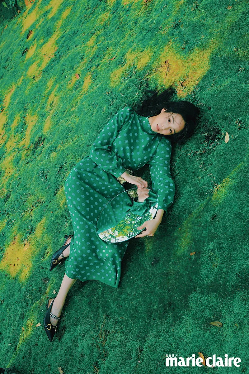 翠綠色圓點洋裝、獅頭裝飾寬版皮帶、黑色低跟包頭鞋,all by Gucci。 翠綠色圓點洋裝、獅頭裝飾寬版皮帶、黑色低跟包頭鞋,all by Gucci。