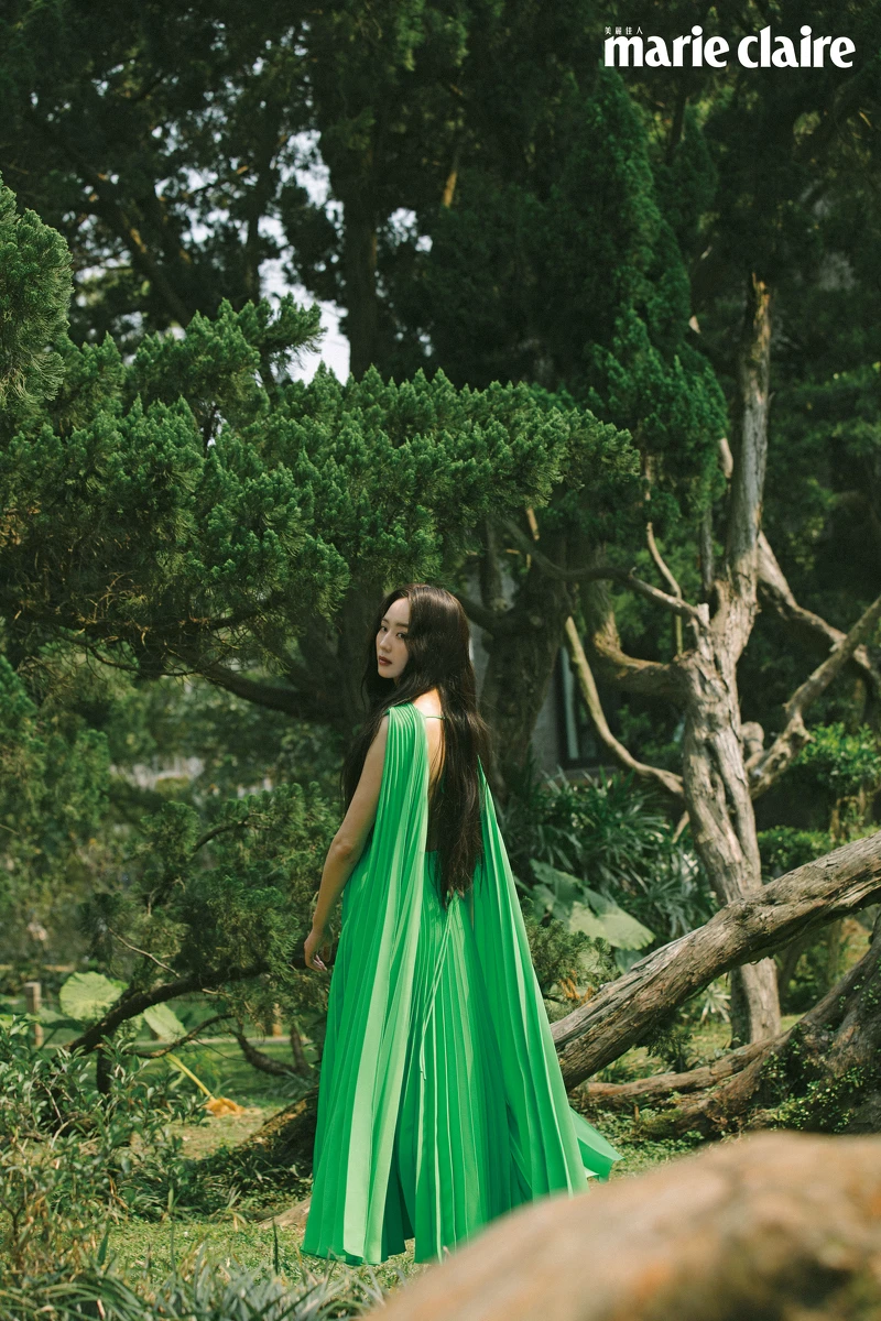 百褶露背洋裝,Valentino。 百褶露背洋裝,Valentino。