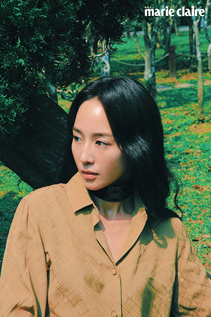 漆亮皮頸飾、駝色襯衫、湖水綠麻質長褲,all by Gucci。 漆亮皮頸飾、駝色襯衫、湖水綠麻質長褲,all by Gucci。