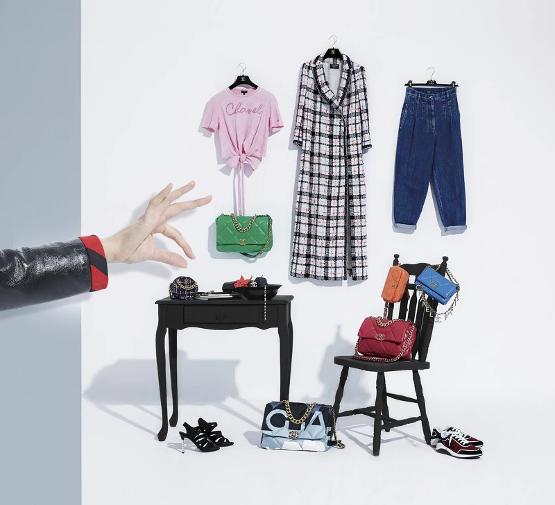 粉紅T恤、斜紋軟呢長外套、水洗牛仔褲、水晶鑲飾CHANEL字母腰鍊、藍色菱格紋皮革CHANEL 19小包、橘色菱格紋皮革CHANEL 19腰包、紅色菱格紋皮革CHANEL 19包_中型款、紅黑色拼接運動鞋、巴黎天際線印花CHANEL 19包_大型款、珍珠鞋跟涼鞋、紅黑格紋斜紋軟呢CHANEL 19圓形小包、真絲縐綢山茶花、珠飾雙C Logo長項鍊、綠色菱格紋皮革CHANEL 19包_大型款;All by CHANEL。 粉紅T恤、斜紋軟呢長外套、水洗牛仔褲、水晶鑲飾CHANEL字母腰鍊、藍色菱格紋皮革CHANEL 19小包、橘色菱格紋皮革CHANEL 19腰包、紅色菱格紋皮革CHANEL 19包_中型款、紅黑色拼接運動鞋、巴黎天際線印花CHANEL 19包_大型款、珍珠鞋跟涼鞋、紅黑格紋斜紋軟呢CHANEL 19圓形小包、真絲縐綢山茶花、珠飾雙C Logo長項鍊、綠色菱格紋皮革CHANEL 19包_大型款;All by CHANEL。