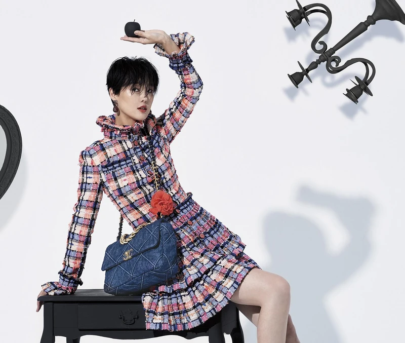 水洗丹寧CHANEL 19包_大型款、真絲縐綢山茶花、粉藍格紋立領斜紋軟呢百褶洋裝、紅色水晶耳環;All by CHANEL。 水洗丹寧CHANEL 19包_大型款、真絲縐綢山茶花、粉藍格紋立領斜紋軟呢百褶洋裝、紅色水晶耳環;All by CHANEL。