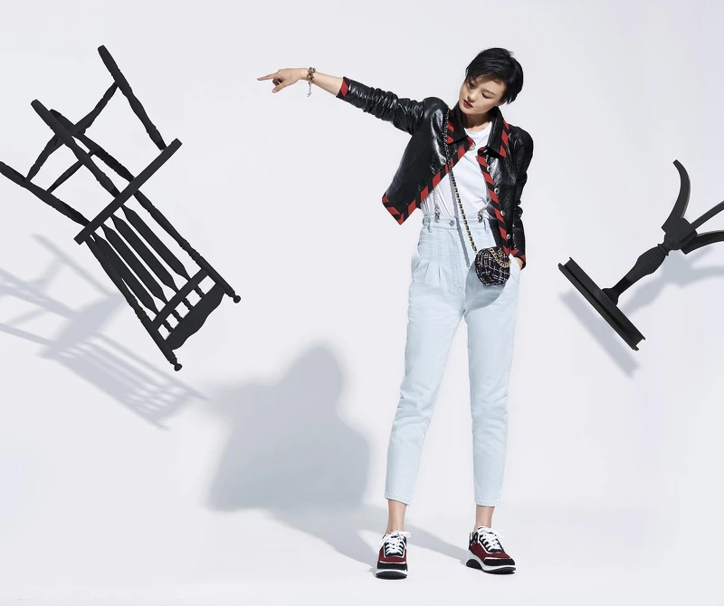 紅黑格紋斜紋軟呢CHANEL 19圓形小包、黑色小羊皮外套、白色T恤、紅色金屬小牛皮手鍊、珍珠吊帶、水洗牛仔褲、運動鞋;All by CHANEL。 紅黑格紋斜紋軟呢CHANEL 19圓形小包、黑色小羊皮外套、白色T恤、紅色金屬小牛皮手鍊、珍珠吊帶、水洗牛仔褲、運動鞋;All by CHANEL。