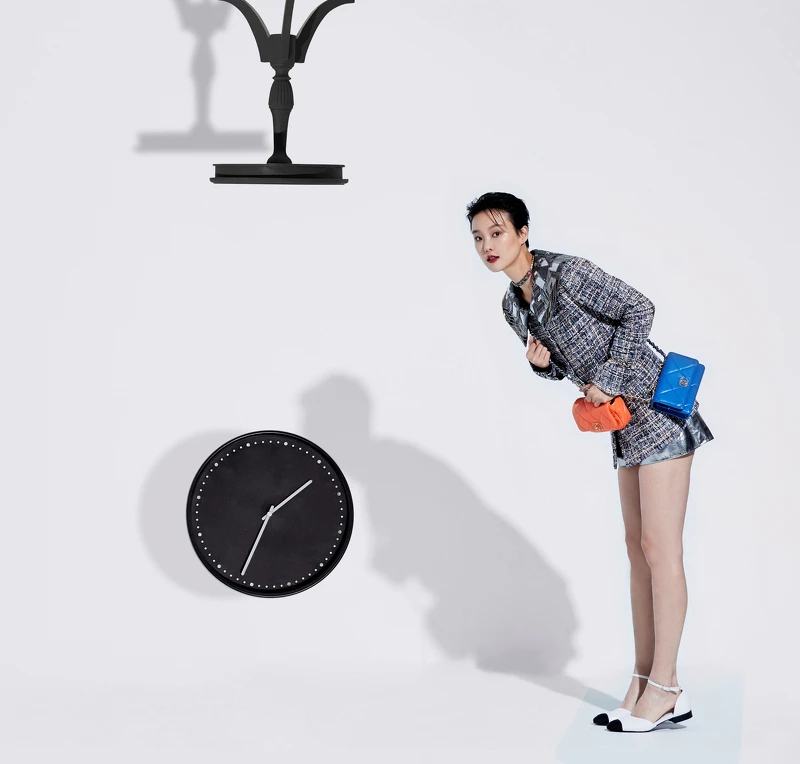 藍色菱格紋皮革CHANEL 19小包、橘色菱格紋皮革CHANEL 19腰包、刺繡斜紋軟呢外套、小羊皮銀色短褲、瑪麗珍鞋;All by CHANEL。 藍色菱格紋皮革CHANEL 19小包、橘色菱格紋皮革CHANEL 19腰包、刺繡斜紋軟呢外套、小羊皮銀色短褲、瑪麗珍鞋;All by CHANEL。