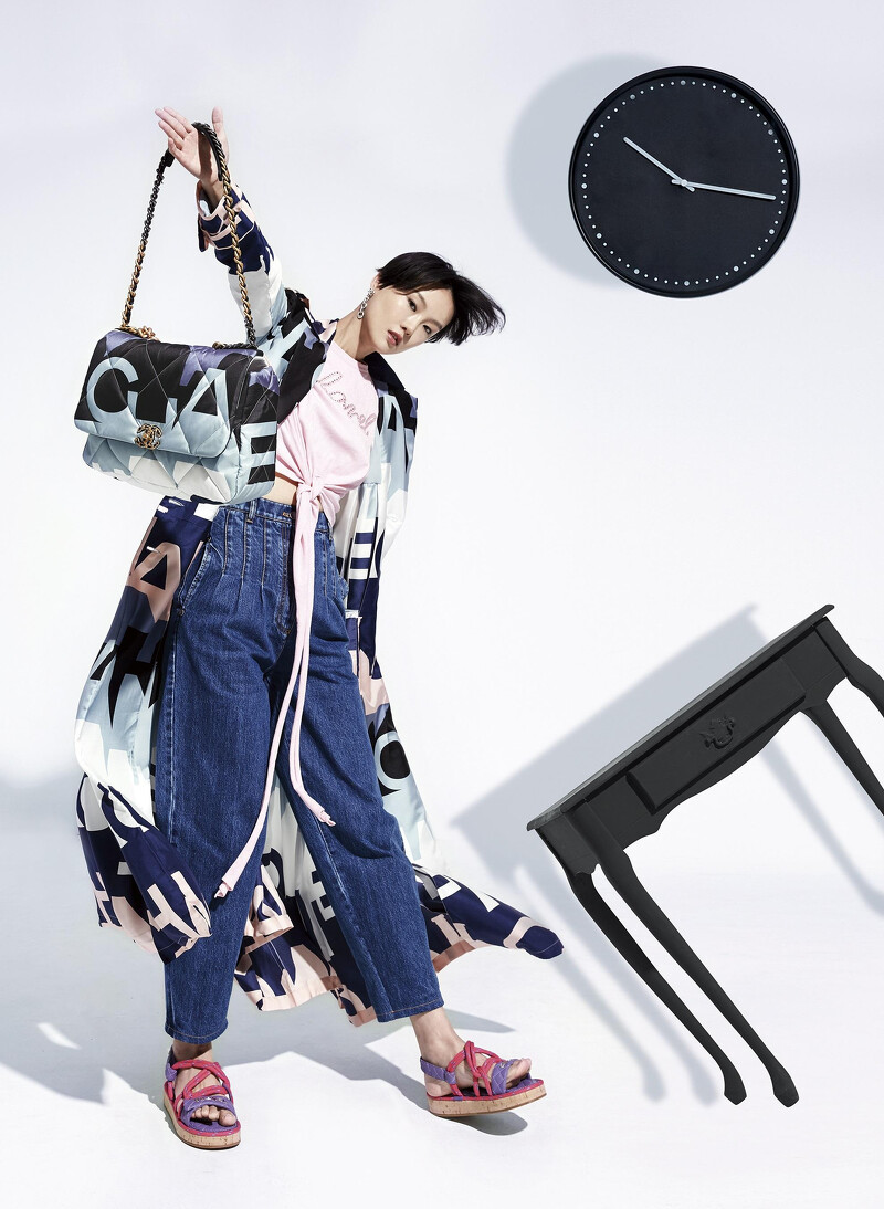 巴黎天際線印花CHANEL 19包_大型款、巴黎天際線印花絲質風衣外套、粉紅T恤、水晶鑲飾圈型耳環、水洗牛仔褲、粉紫色繫繩涼鞋;All by CHANEL。 巴黎天際線印花CHANEL 19包_大型款、巴黎天際線印花絲質風衣外套、粉紅T恤、水晶鑲飾圈型耳環、水洗牛仔褲、粉紫色繫繩涼鞋;All by CHANEL。