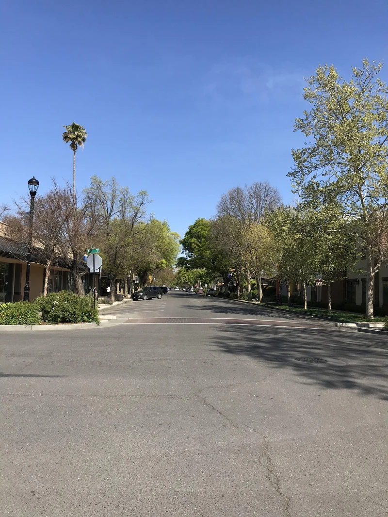 加州藍天依舊，但街道已成空城。