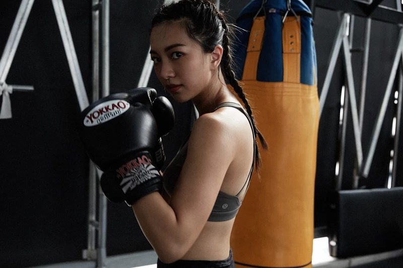 運動內衣、豹紋訓練長褲,both by Lululemon。 運動內衣、豹紋訓練長褲,both by Lululemon。