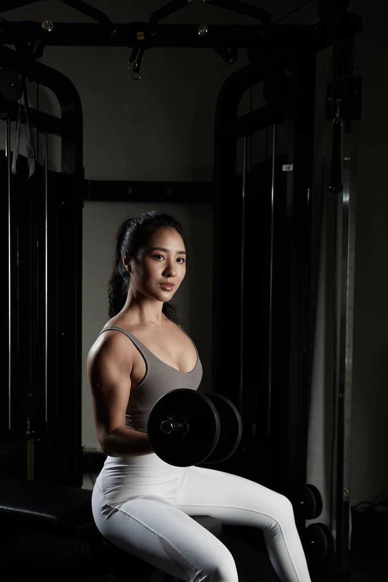 crop top、訓練長褲,both by Lululemon。場地提供,好團。 crop top、訓練長褲,both by Lululemon。場地提供,好團。