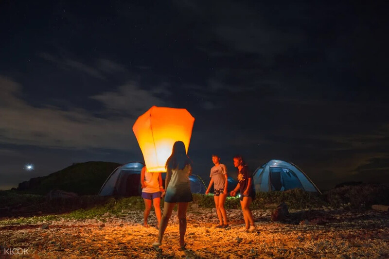 在夜空下與朋友留下美好露營回憶。 在夜空下與朋友留下美好露營回憶。