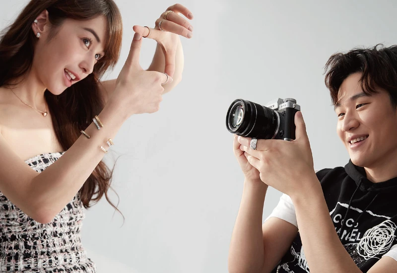 （左）斜紋軟呢洋裝，COCO CRUSH 高級珠寶系列手環、鍊墜、耳扣、指尖戒、戒指（右）黑白圖案連帽背心，COCO CRUSH 高級珠寶系列戒指，all by Chanel。