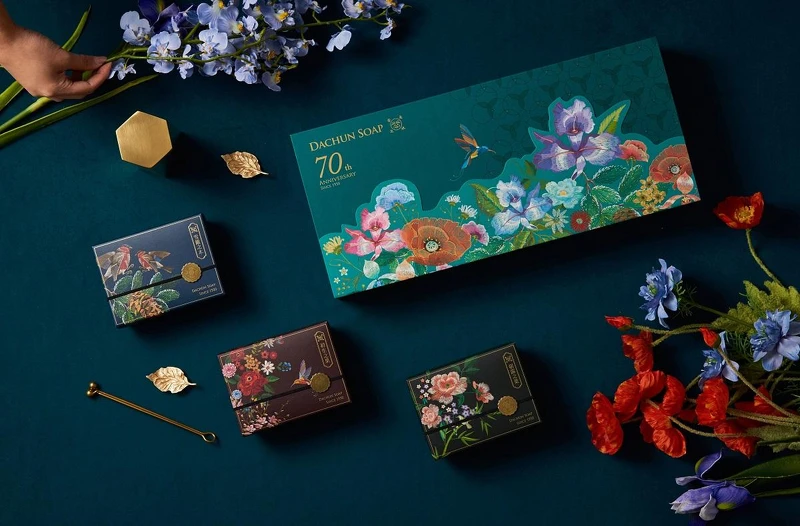 大稻埕老字號「大春煉皂」則以天然草本幫助您防疫，推出多款70週年紀念皂品，expo肖年頭家「線上市集」獨家限定優惠8折起。