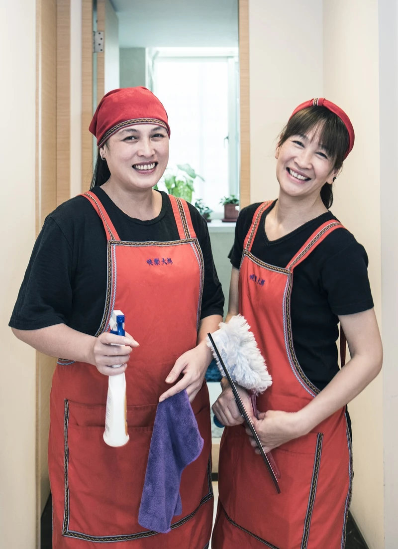 手巧的莉萍,為快樂大掃的圍裙加上阿美族紋飾滾邊。 手巧的莉萍,為快樂大掃的圍裙加上阿美族紋飾滾邊。