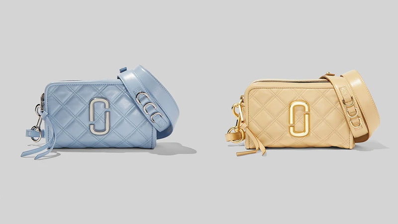 Marc Jacobs 迷霧藍Softshot菱格紋相機包，NT21,900、氣質裸Softshot菱格紋相機包，NT21,900。