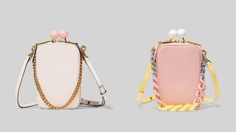 Marc Jacobs芭蕾舞裙粉The Vanity復古珠釦包，NT22,900、灰黃粉撞色The Vanity 復古珠釦包，NT24,900。