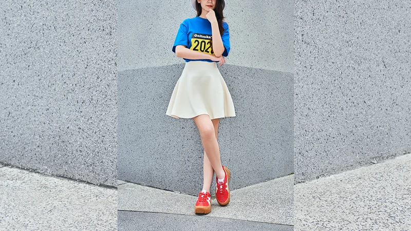 Logo漁夫帽,NT2,890、短袖T恤,NT1,290、及膝裙,NT4,790、DELEGATION CHUNK厚底鞋(活力紅),NT4,980;All By Onitsuka Tiger。 Logo漁夫帽,NT2,890、短袖T恤,NT1,290、及膝裙,NT4,790、DELEGATION CHUNK厚底鞋(活力紅),NT4,980;All By Onitsuka Tiger。