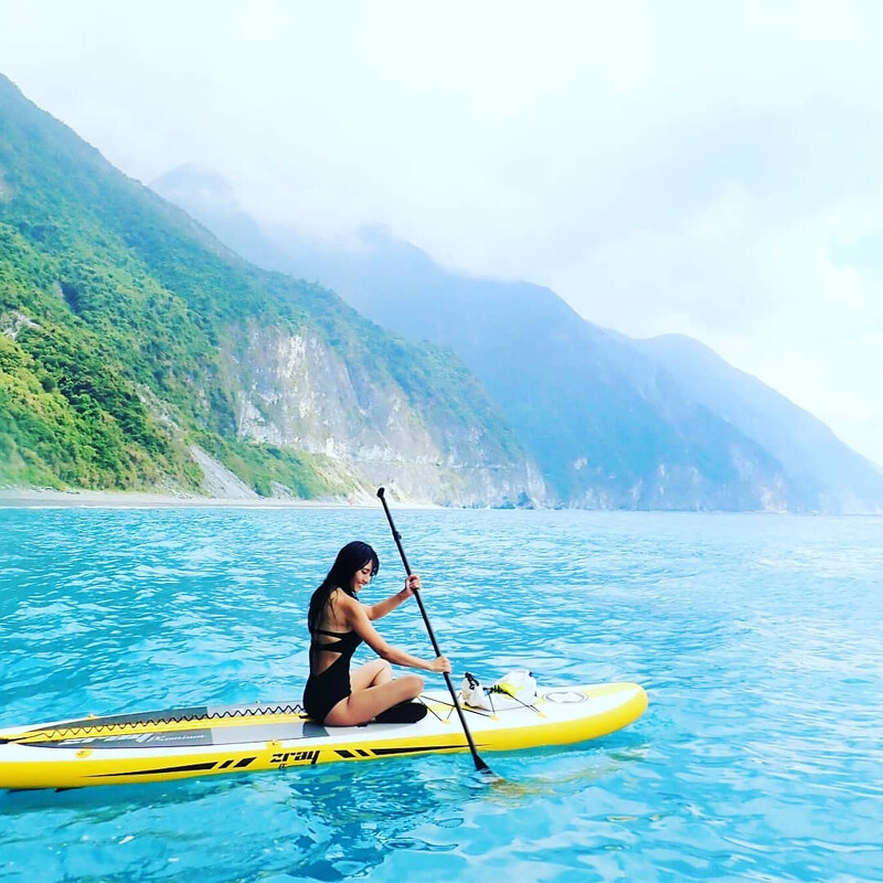 在清水斷崖旁的SUP體驗,體認自然的壯闊之美。圖片來源:IG @sup_kayak 授權 在清水斷崖旁的SUP體驗,體認自然的壯闊之美。圖片來源:IG @sup_kayak 授權