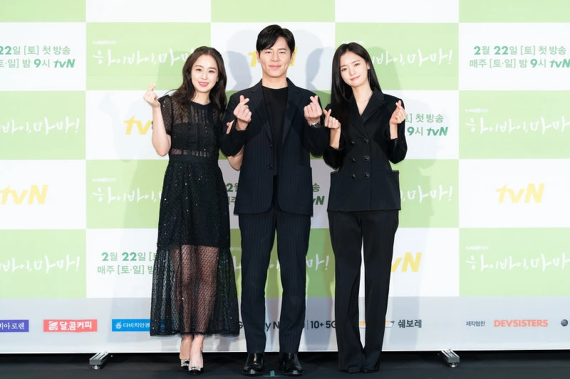 《哈囉掰掰,我是鬼媽媽》金泰希(左1)出席開播記者會時,穿的就是Roger Vivier鑽釦高跟鞋 《哈囉掰掰,我是鬼媽媽》金泰希(左1)出席開播記者會時,穿的就是Roger Vivier鑽釦高跟鞋