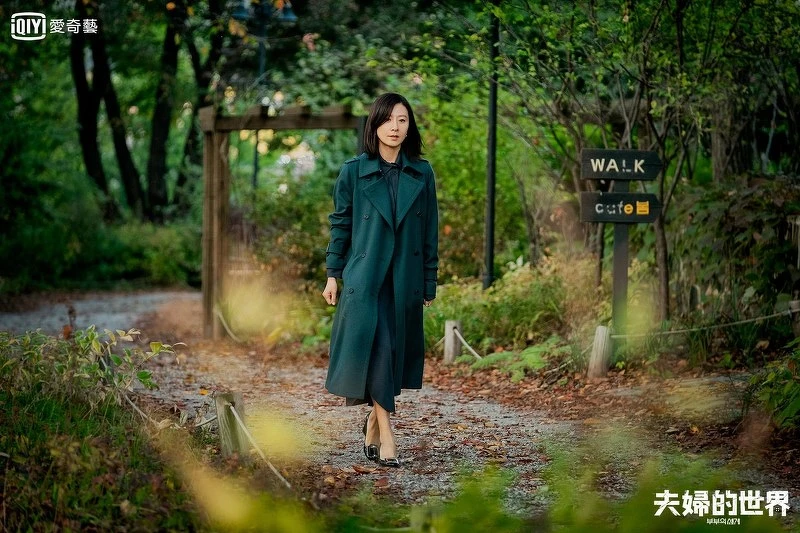 《夫婦的世界》金喜愛劇中多次穿著Roger Vivier方釦鞋登場 《夫婦的世界》金喜愛劇中多次穿著Roger Vivier方釦鞋登場