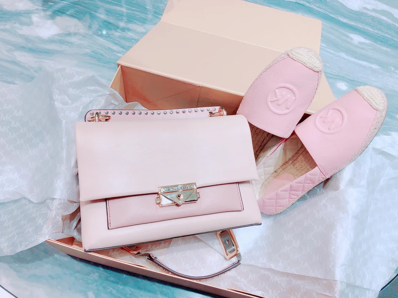 Cece煙玫瑰限量鍊帶包（NT$22,900）、嫩粉色草編鞋（NT$5,400）