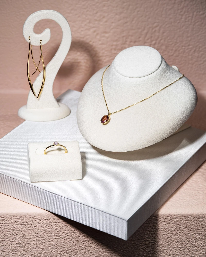 S耳環、古典／幸福光粉戒指、Fiorello幸福光粉項鍊。