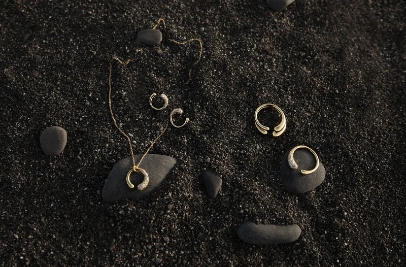 MERCY系列18K金鋪鑽耳環,NT71,000、18K金鋪鑽鍊墜,NT71,000、18K金迷你戒指,NT32,000、 18K金戒指,NT39,000、18K金鋪鑽戒指,NT91,000。 MERCY系列18K金鋪鑽耳環,NT71,000、18K金鋪鑽鍊墜,NT71,000、18K金迷你戒指,NT32,000、 18K金戒指,NT39,000、18K金鋪鑽戒指,NT91,000。