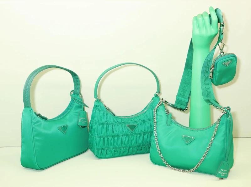 快閃店獨家:(左起)Prada Re-Edition 2000系列手提包(NT$21,500)、Gaufré尼龍手提袋(NT$25,500)、Re-Edition 2005系列手提肩背包(NT$36,000) 快閃店獨家:(左起)Prada Re-Edition 2000系列手提包(NT$21,500)、Gaufré尼龍手提袋(NT$25,500)、Re-Edition 2005系列手提肩背包(NT$36,000)