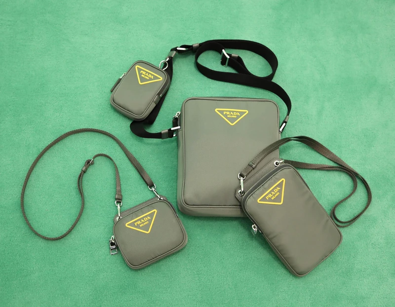 快閃店獨家:Prada黃色三角Logo灰色尼龍多功能掛頸包(NT$17,000)、 Prada黃色三角Logo尼龍信差包(NT$37,000)、Prada黃色三角Logo灰色尼龍手機包(NT$20,000) 快閃店獨家:Prada黃色三角Logo灰色尼龍多功能掛頸包(NT$17,000)、 Prada黃色三角Logo尼龍信差包(NT$37,000)、Prada黃色三角Logo灰色尼龍手機包(NT$20,000)