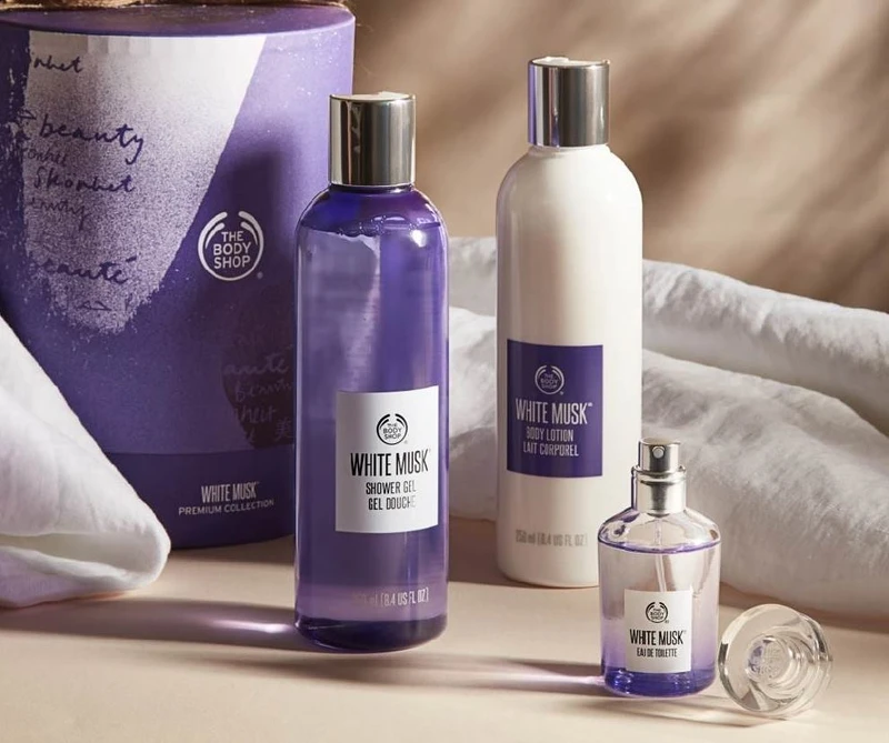 THE BODY SHOP白麝香絲柔典藏禮盒內含: 白麝香絲柔沐浴膠250ml、白麝香絲柔潤膚乳250ml、白麝香絲柔淡雅香水30ml THE BODY SHOP白麝香絲柔典藏禮盒內含: 白麝香絲柔沐浴膠250ml、白麝香絲柔潤膚乳250ml、白麝香絲柔淡雅香水30ml