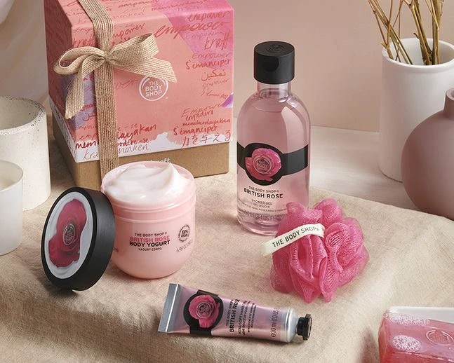 THE BODY SHOP英皇玫瑰精選禮盒內含:玫瑰嫩膚沐浴膠250ml、英皇玫瑰嫩膚保水美肌優格200ml、玫瑰嫩膚護手霜 30ml、玫瑰嫩膚花瓣潔膚皂100g、沐浴球 THE BODY SHOP英皇玫瑰精選禮盒內含:玫瑰嫩膚沐浴膠250ml、英皇玫瑰嫩膚保水美肌優格200ml、玫瑰嫩膚護手霜 30ml、玫瑰嫩膚花瓣潔膚皂100g、沐浴球