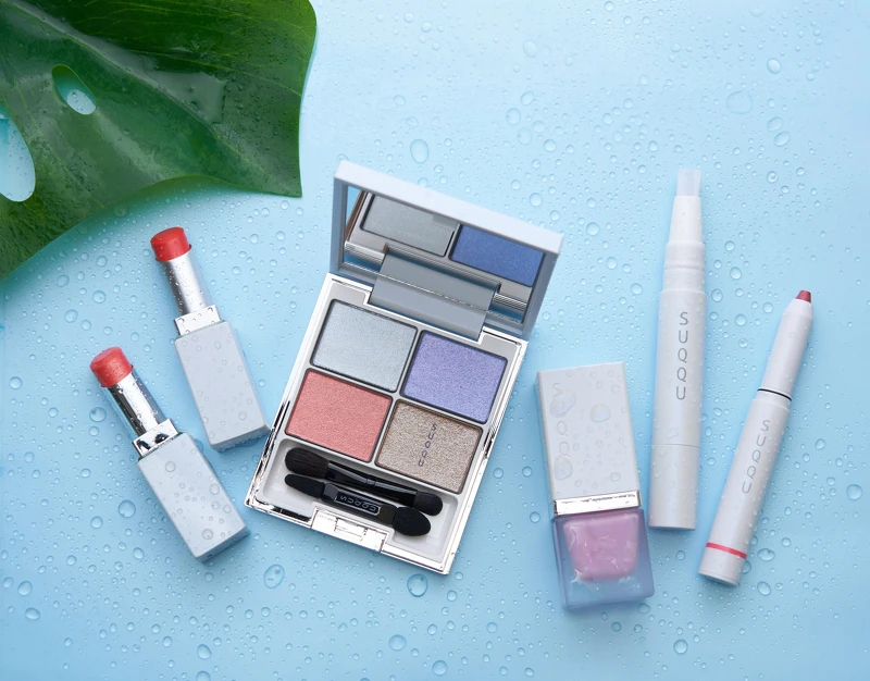 (左起)晶采艷澤唇膏116 NT$1,900/晶采柔艷唇膏 109 NT$1,900/晶采立體眼彩盤 132 NT$2,600/晶采淨妍頰彩蜜 103 NT$1,480/晶采淨妍遮瑕筆G-101 NT$1,900/冰沁眼彩棒 102 NT$1,400