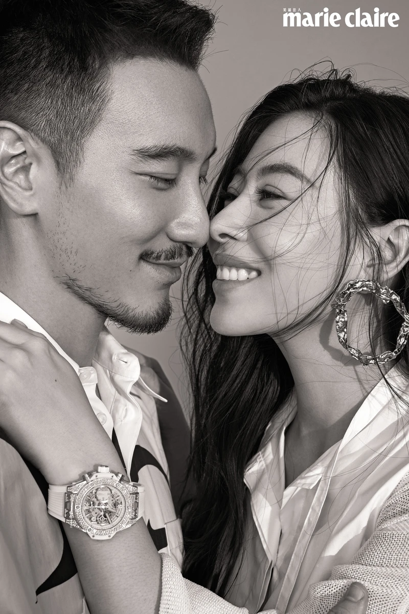 (蔡)白色燈籠袖上衣,Loewe;圓形耳環,Chloé;Big Bang Unico白色皇金鑽錶,Hublot。 (王)圖騰短袖襯衫,Givenchy。 (蔡)白色燈籠袖上衣,Loewe;圓形耳環,Chloé;Big Bang Unico白色皇金鑽錶,Hublot。 (王)圖騰短袖襯衫,Givenchy。