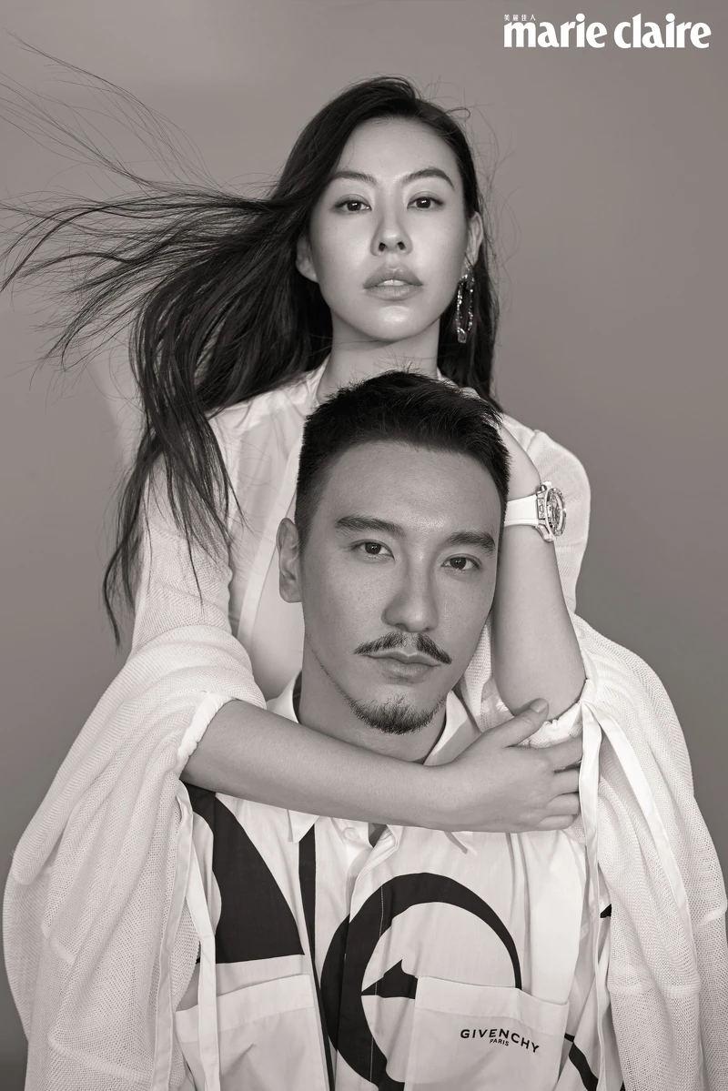 (蔡)白色燈籠袖上衣,Loewe;圓形耳環,Chloé;Big Bang Unico白色皇金鑽錶,Hublot。 (王)圖騰短袖襯衫,Givenchy。 (蔡)白色燈籠袖上衣,Loewe;圓形耳環,Chloé;Big Bang Unico白色皇金鑽錶,Hublot。 (王)圖騰短袖襯衫,Givenchy。