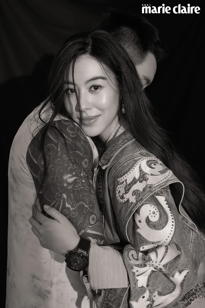 (蔡)刺繡丹寧外套,Maje;繫帶洋裝,Chloé;仿珠裝飾耳環,Givenchy;Big Bang Unico紅色藍寶石腕錶,Hublot。 (王)渲染圖騰無袖襯衫,Berluti。 (蔡)刺繡丹寧外套,Maje;繫帶洋裝,Chloé;仿珠裝飾耳環,Givenchy;Big Bang Unico紅色藍寶石腕錶,Hublot。 (王)渲染圖騰無袖襯衫,Berluti。