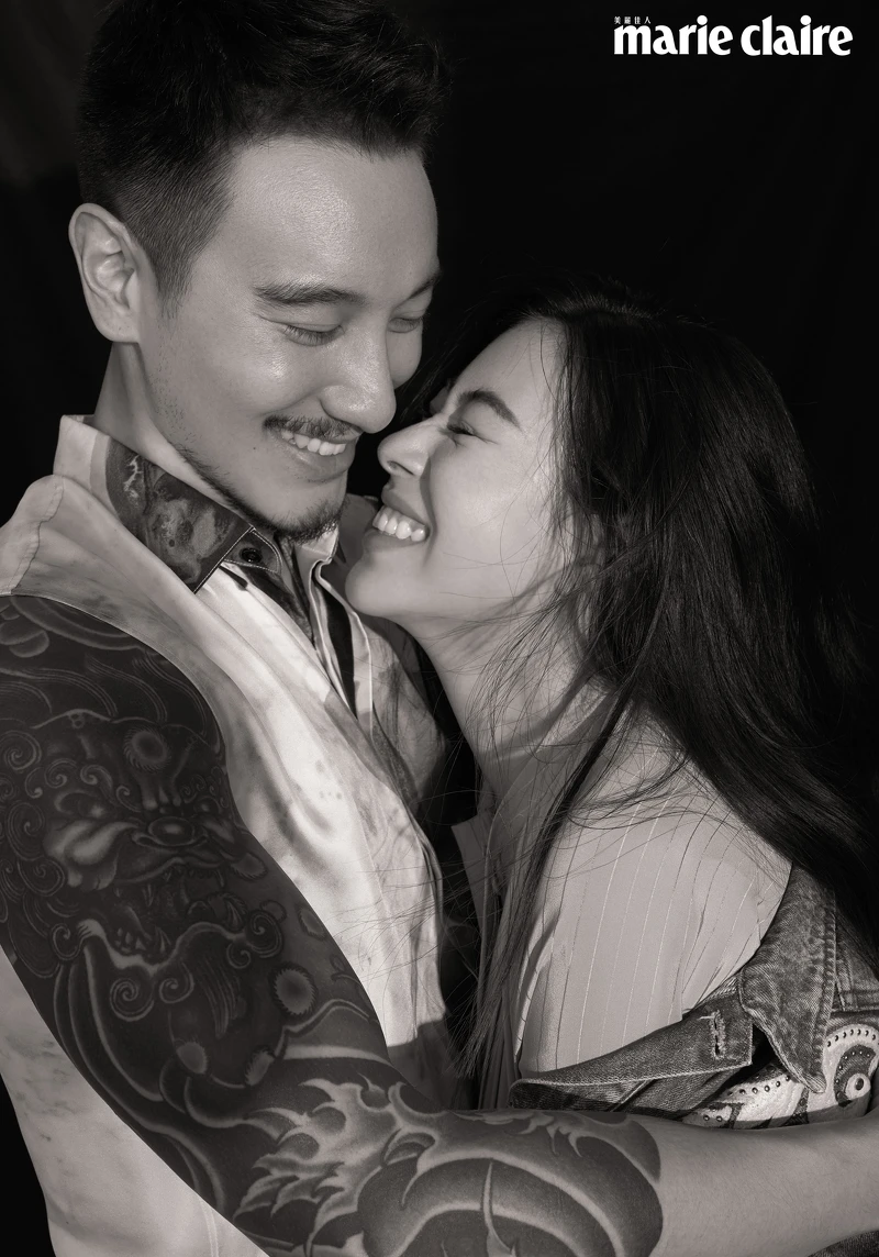 (蔡)刺繡丹寧外套,Maje;繫帶洋裝,Chloé;仿珠裝飾耳環,Givenchy。 (王)渲染圖騰無袖襯衫,Berluti。 (蔡)刺繡丹寧外套,Maje;繫帶洋裝,Chloé;仿珠裝飾耳環,Givenchy。 (王)渲染圖騰無袖襯衫,Berluti。