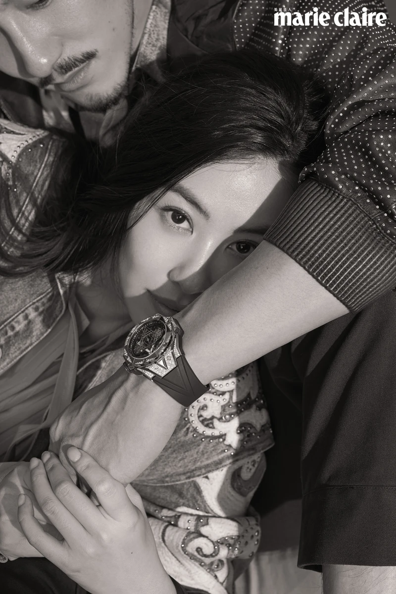 (蔡)刺繡丹寧外套,Maje;繫帶洋裝,Chloé 。 (王)渲染圖騰無袖襯衫、鉚釘皮夾克,both by Berluti;黑色休閒褲,Givenchy; Big Bang Unico Sang Bleu II鈦金屬鑽錶,Hublot。 (蔡)刺繡丹寧外套,Maje;繫帶洋裝,Chloé 。 (王)渲染圖騰無袖襯衫、鉚釘皮夾克,both by Berluti;黑色休閒褲,Givenchy; Big Bang Unico Sang Bleu II鈦金屬鑽錶,Hublot。