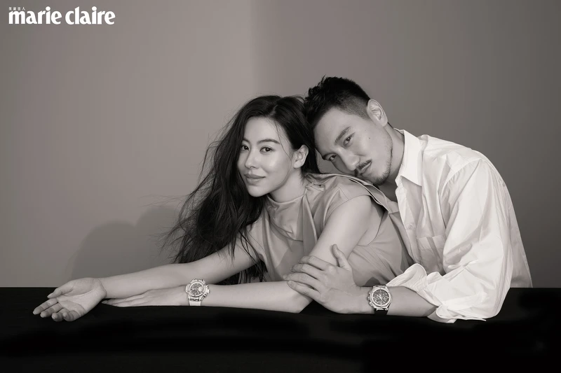 (蔡)皮革繫領上衣,Givenchy;Big Bang Unico白色皇金鑽錶,Hublot。 (王)白色寬版襯衫,Balenciaga;經典融合系列Aerofusion Orlinski鈦金屬鑲鑽計時碼錶,Hublot。 (蔡)皮革繫領上衣,Givenchy;Big Bang Unico白色皇金鑽錶,Hublot。 (王)白色寬版襯衫,Balenciaga;經典融合系列Aerofusion Orlinski鈦金屬鑲鑽計時碼錶,Hublot。