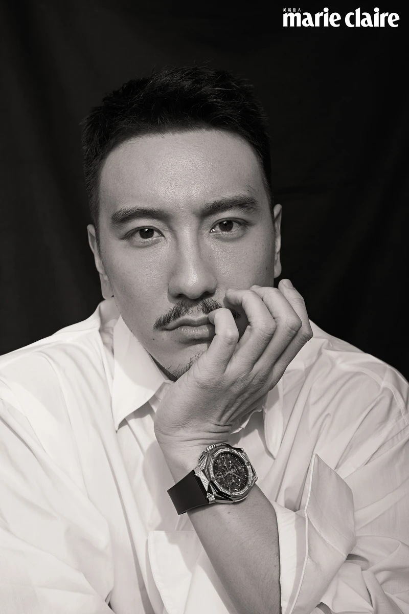 (王)白色寬版襯衫,Balenciaga;經典融合系列Aerofusion Orlinski鈦金屬鑲鑽計時碼錶,Hublot。 (王)白色寬版襯衫,Balenciaga;經典融合系列Aerofusion Orlinski鈦金屬鑲鑽計時碼錶,Hublot。