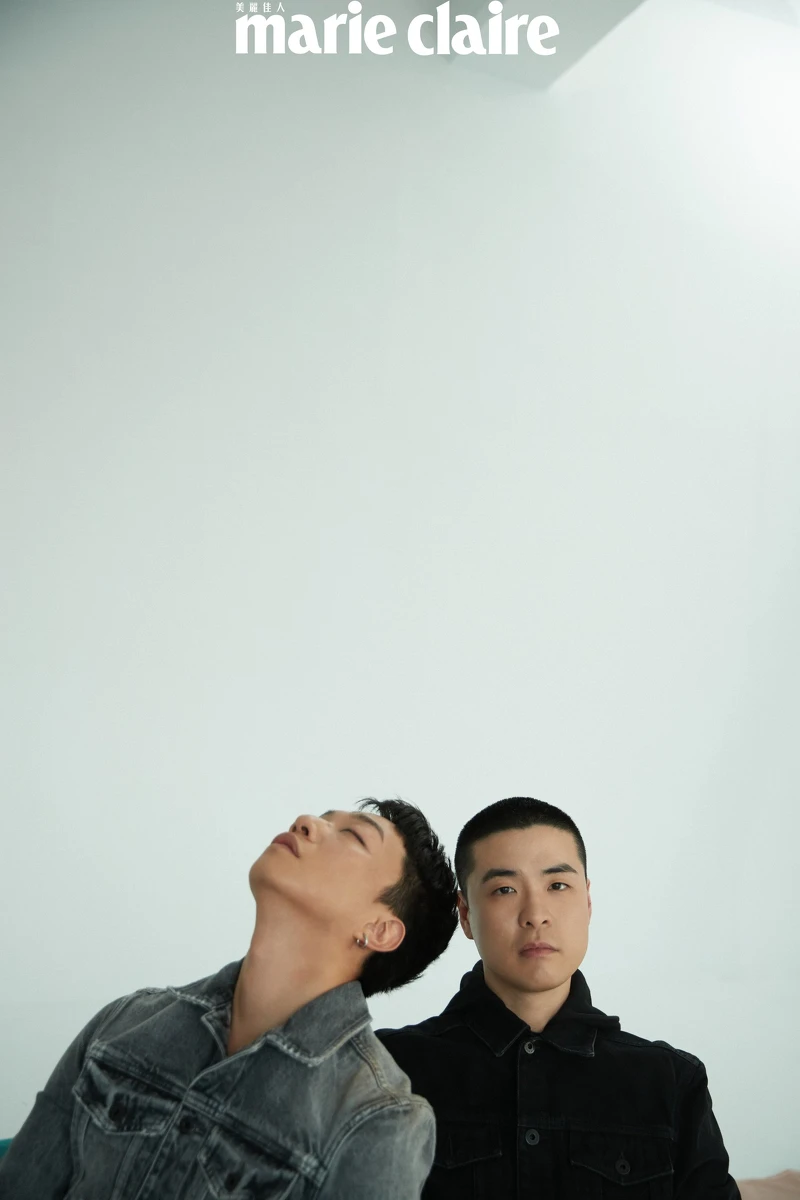  Riemah：水洗石灰色丹寧外套、黑色丹寧長褲，both by AllSaints。；Rex：連帽丹寧外套、淺灰色丹寧長褲，both by AllSaints。