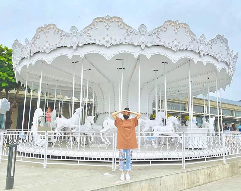 「純白旋轉木馬」夯到連徐佳瑩都打卡朝聖 「純白旋轉木馬」夯到連徐佳瑩都打卡朝聖