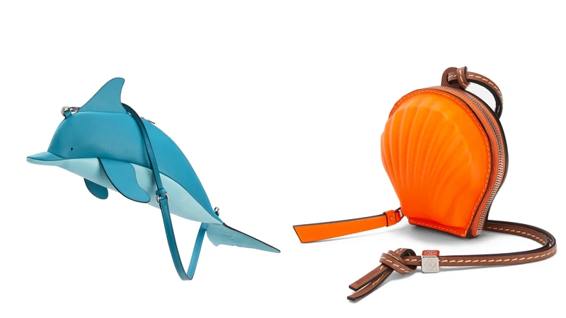 DOLPHIN藍色海豚造型迷你小牛皮肩背包(NT$48,000)、SEASHELL POUCH MINI螢光橘小牛皮貝殼造型迷你包(NT$21,000) DOLPHIN藍色海豚造型迷你小牛皮肩背包(NT$48,000)、SEASHELL POUCH MINI螢光橘小牛皮貝殼造型迷你包(NT$21,000)