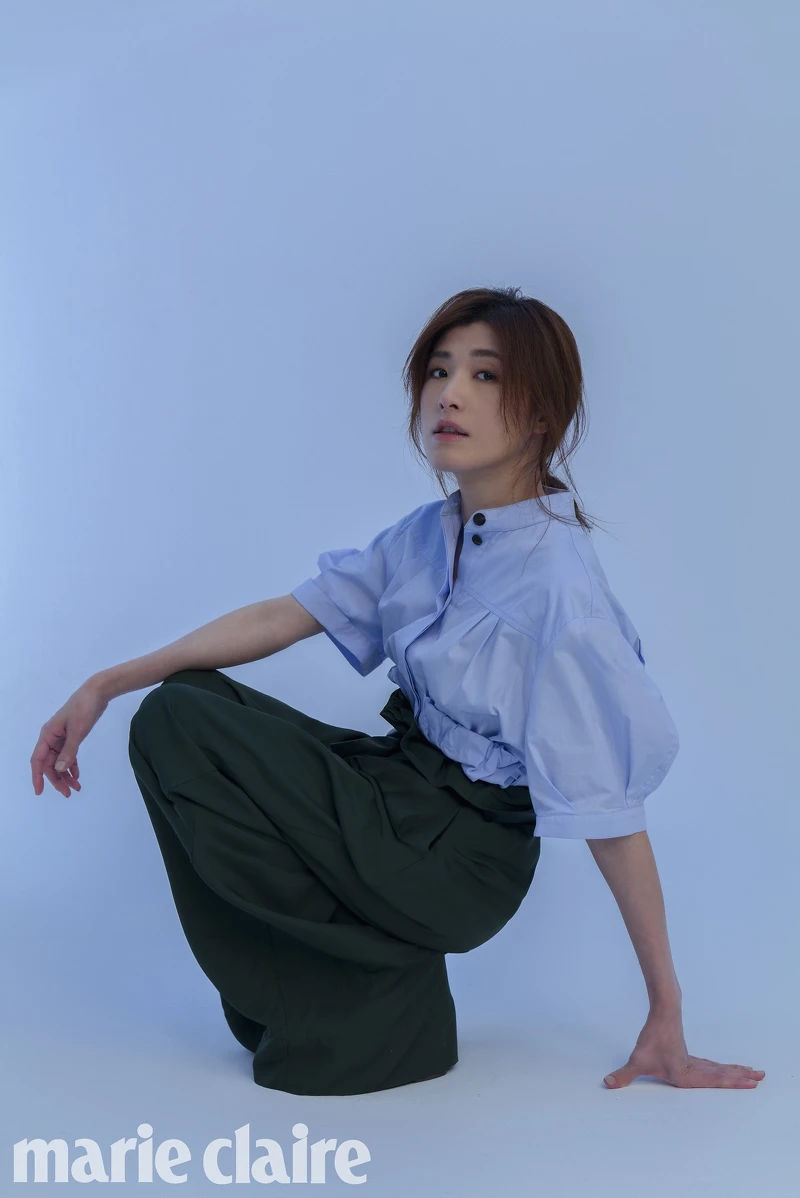 水藍色襯衫、墨綠色高腰長褲,both by Salvatore Ferragamo。 水藍色襯衫、墨綠色高腰長褲,both by Salvatore Ferragamo。