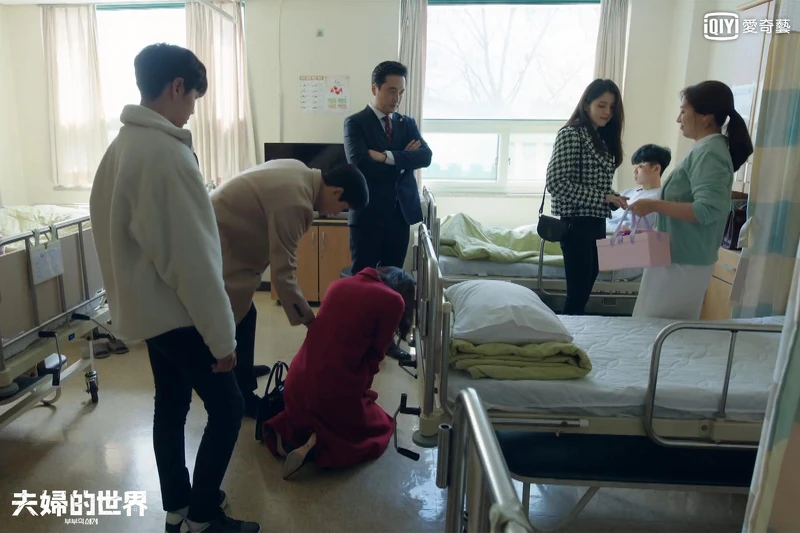 （右2）呂多景背著 Longchamp 包款