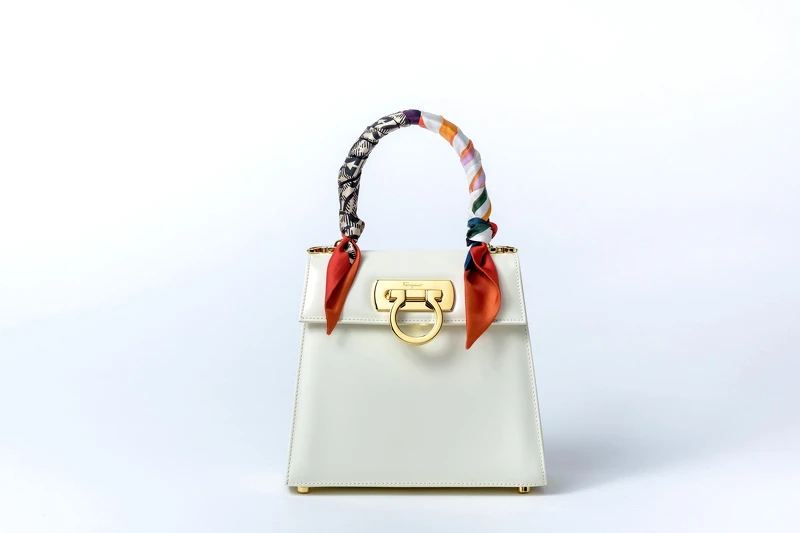 Creations 經典復刻系列 Top Handle 白色牛皮提包小尺寸(NT$61,900)、Twilly 窄版絲巾(NT$6,900) Creations 經典復刻系列 Top Handle 白色牛皮提包小尺寸(NT$61,900)、Twilly 窄版絲巾(NT$6,900)