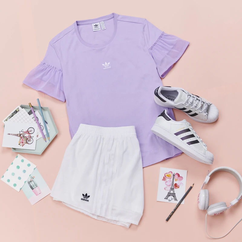 Bellista系列短袖上衣,NT1,490、短褲,NT1,690、SuperStar Festival系列鞋款,NT3,690。 Bellista系列短袖上衣,NT1,490、短褲,NT1,690、SuperStar Festival系列鞋款,NT3,690。