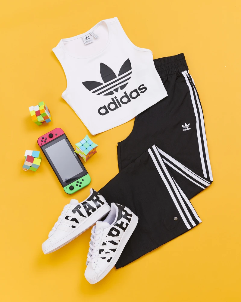 Bellista系列背心,NT1,090、長褲,NT2,490、Superstar Signature系列鞋款,NT3,690。 Bellista系列背心,NT1,090、長褲,NT2,490、Superstar Signature系列鞋款,NT3,690。