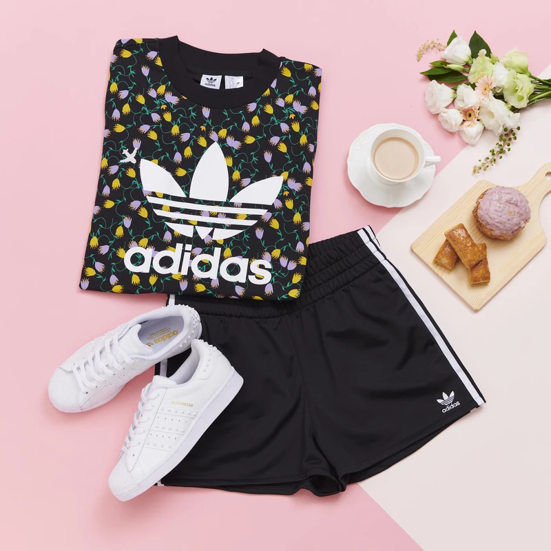 Bellista系列短袖上衣,NT1,490、短褲,NT1,690、Superstar 鉚釘系列鞋款,NT4,090。 Bellista系列短袖上衣,NT1,490、短褲,NT1,690、Superstar 鉚釘系列鞋款,NT4,090。