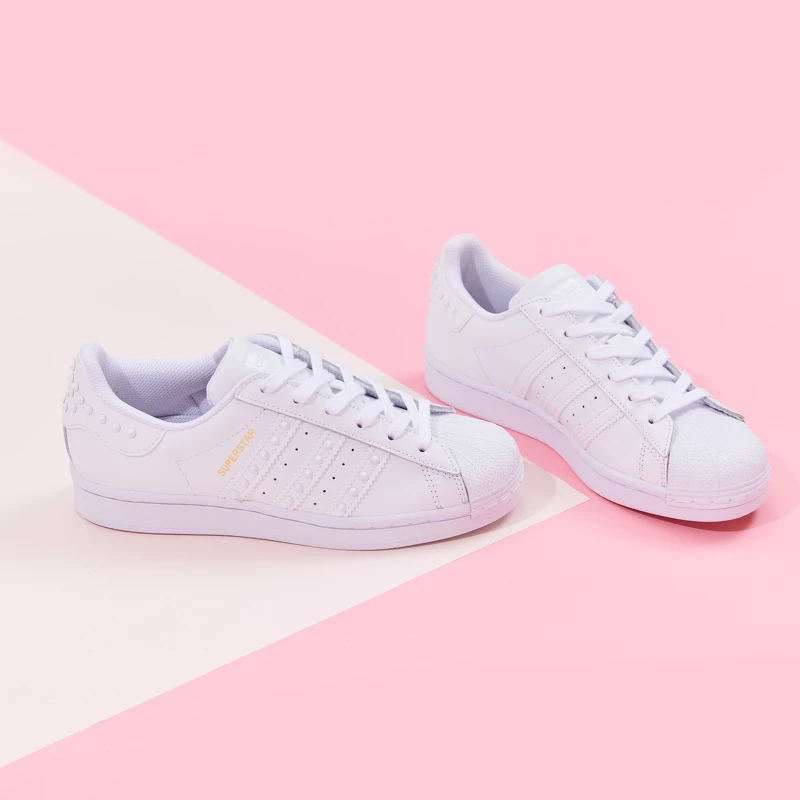 Superstar 鉚釘系列鞋款,NT4,090。 Superstar 鉚釘系列鞋款,NT4,090。