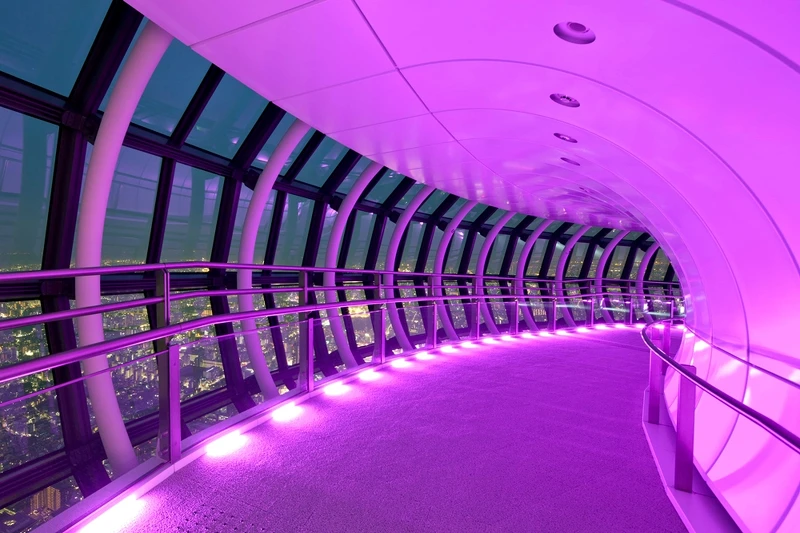 晴空塔內絢爛燈光效果 晴空塔內絢爛燈光效果