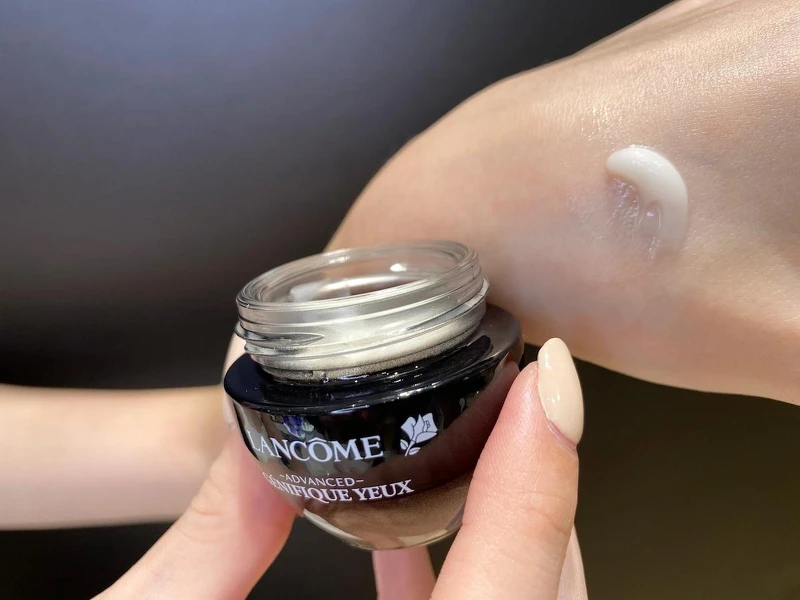 可以取約2個米粒大小的量，厚敷於眼下處