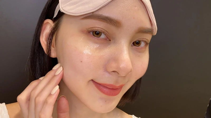 可以取約2個米粒大小的量，厚敷於眼下處